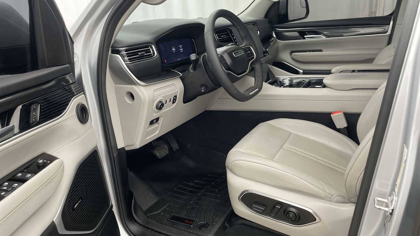 Thumbnail: 2022 Jeep Wagoneer - 2