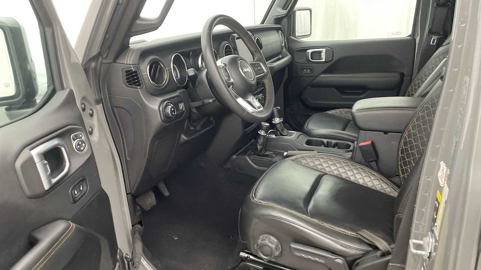 2023 Jeep Gladiator Overland photo 2