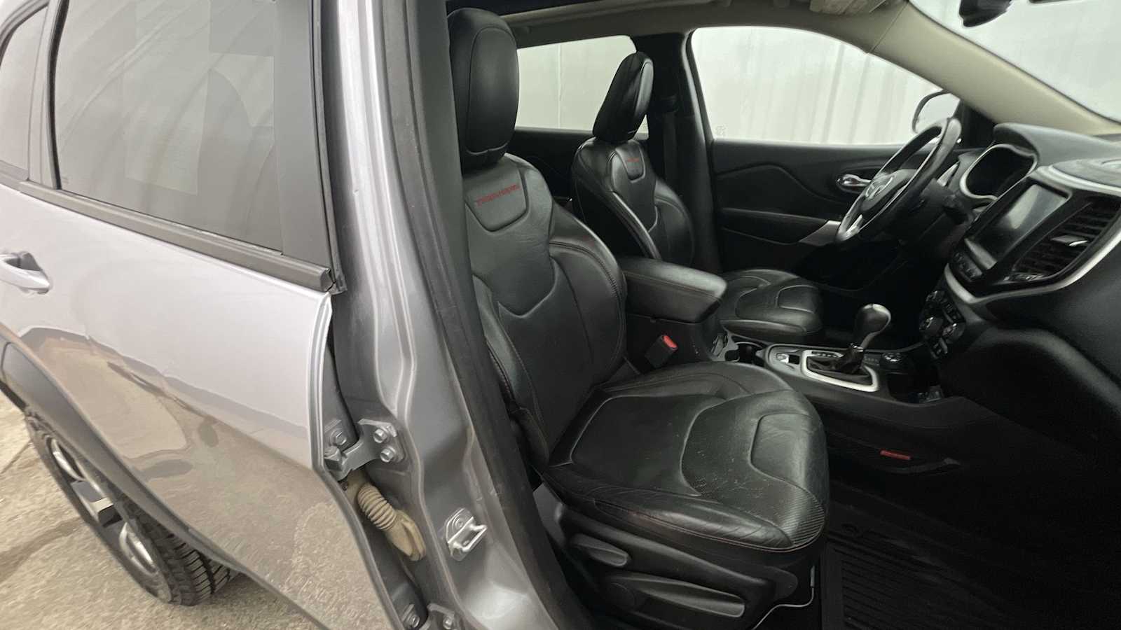 Thumbnail: 2018 Jeep Cherokee - 13