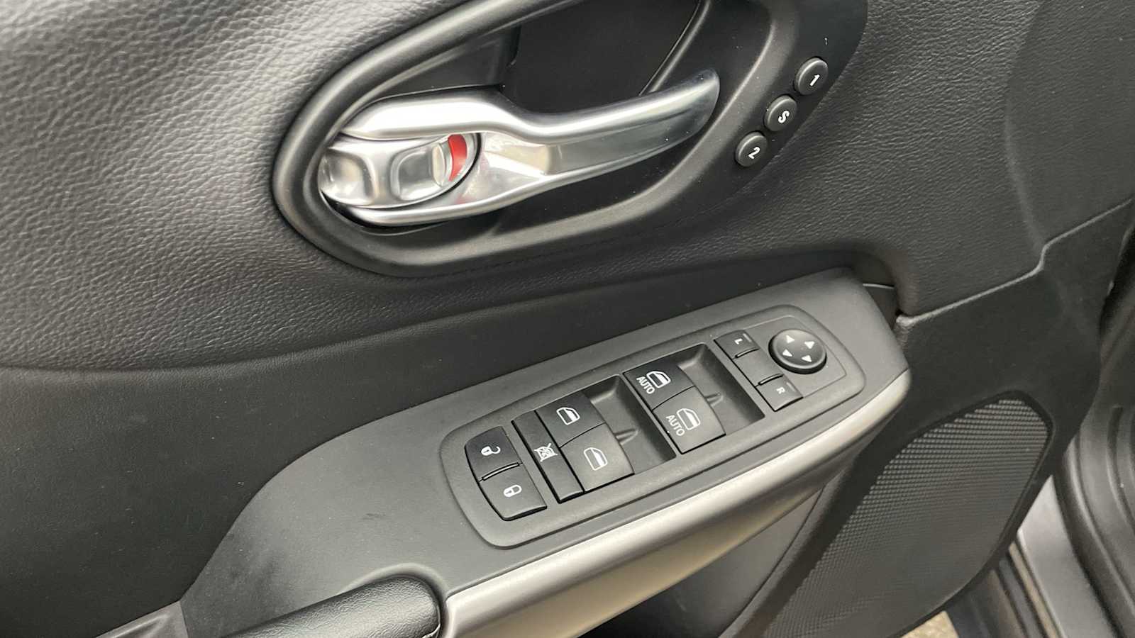 Thumbnail: 2022 Jeep Cherokee - 6