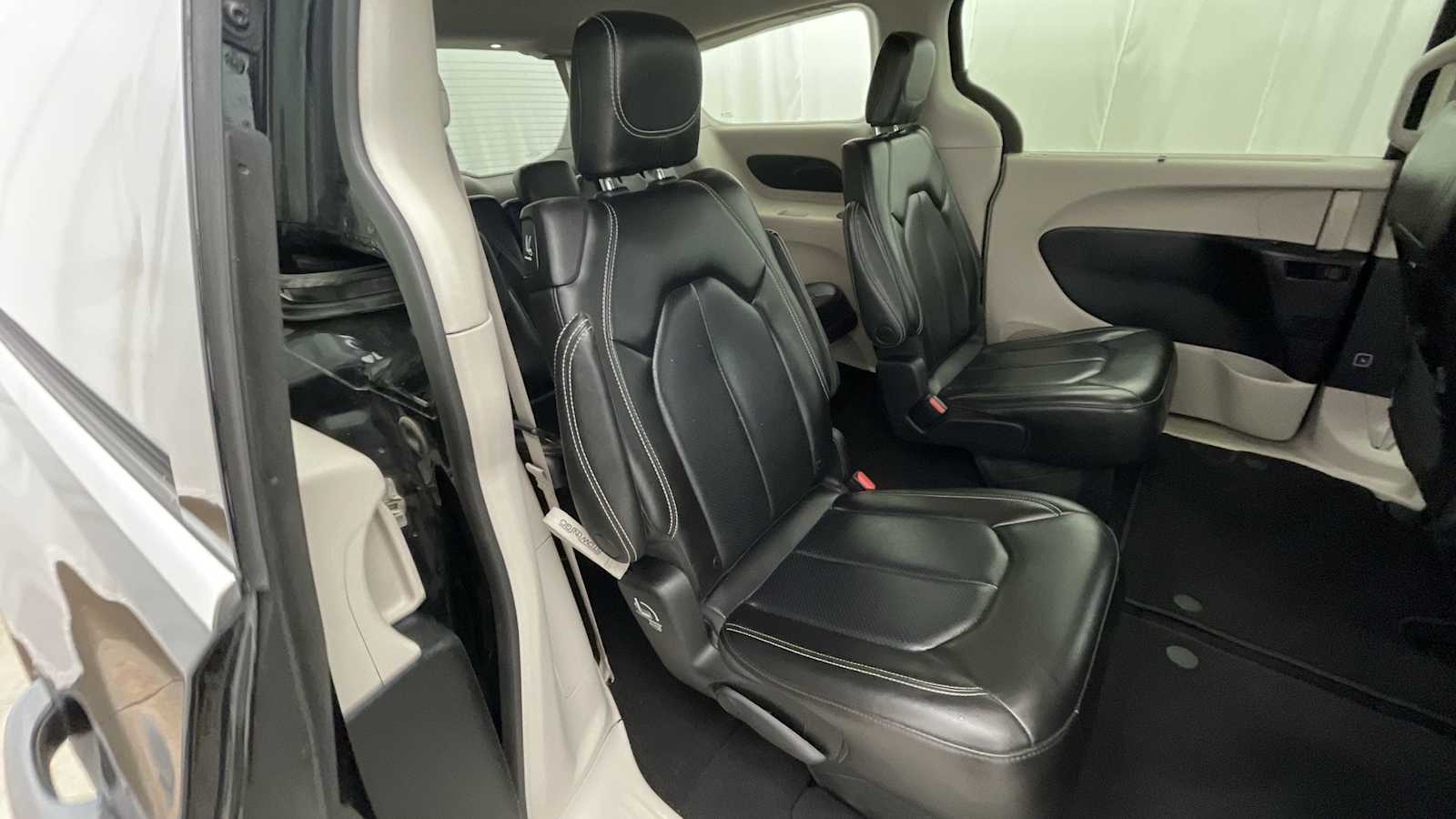 Thumbnail: 2023 Chrysler Pacifica - 9