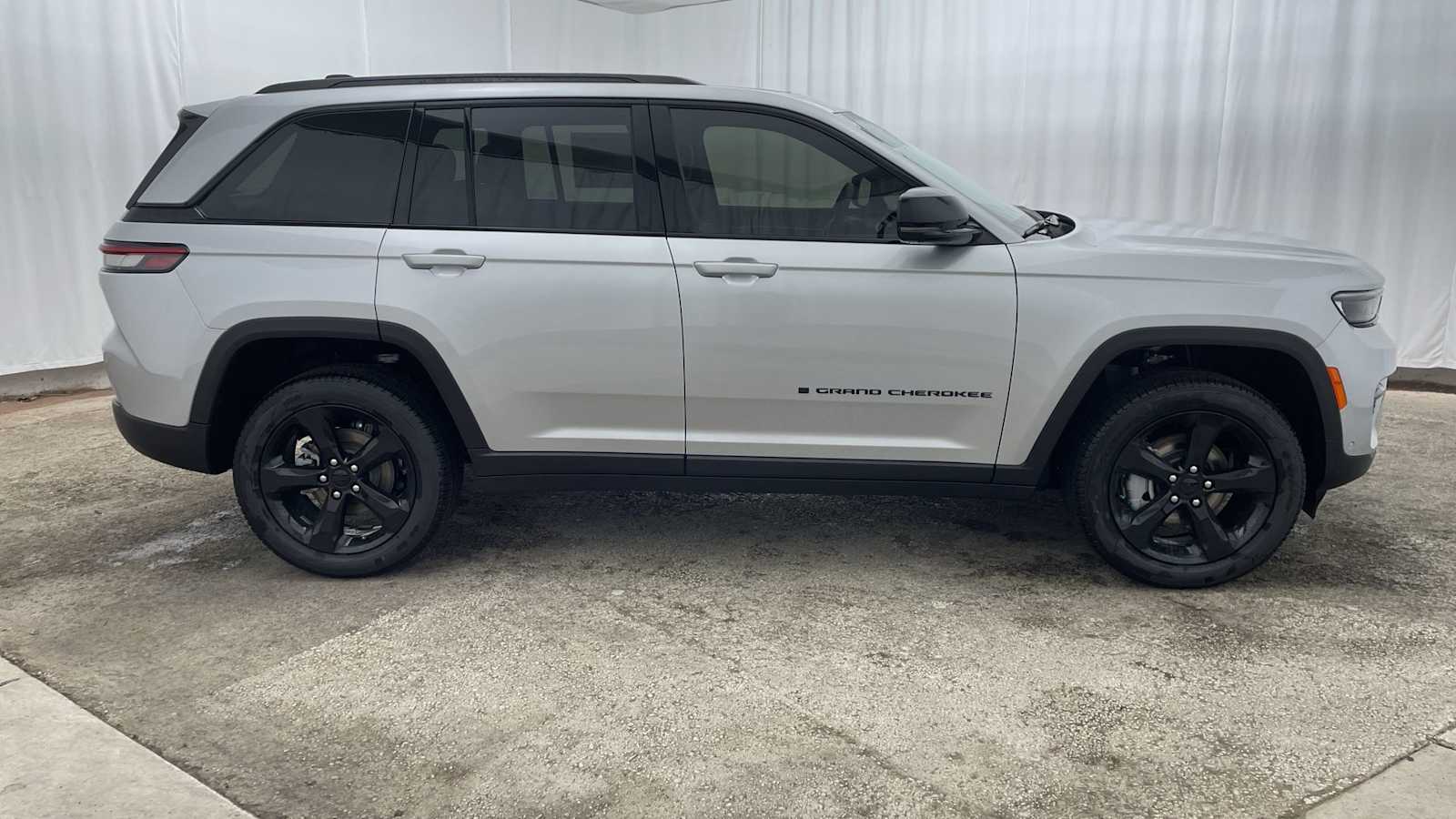 Thumbnail: 2025 Jeep Grand Cherokee - 38