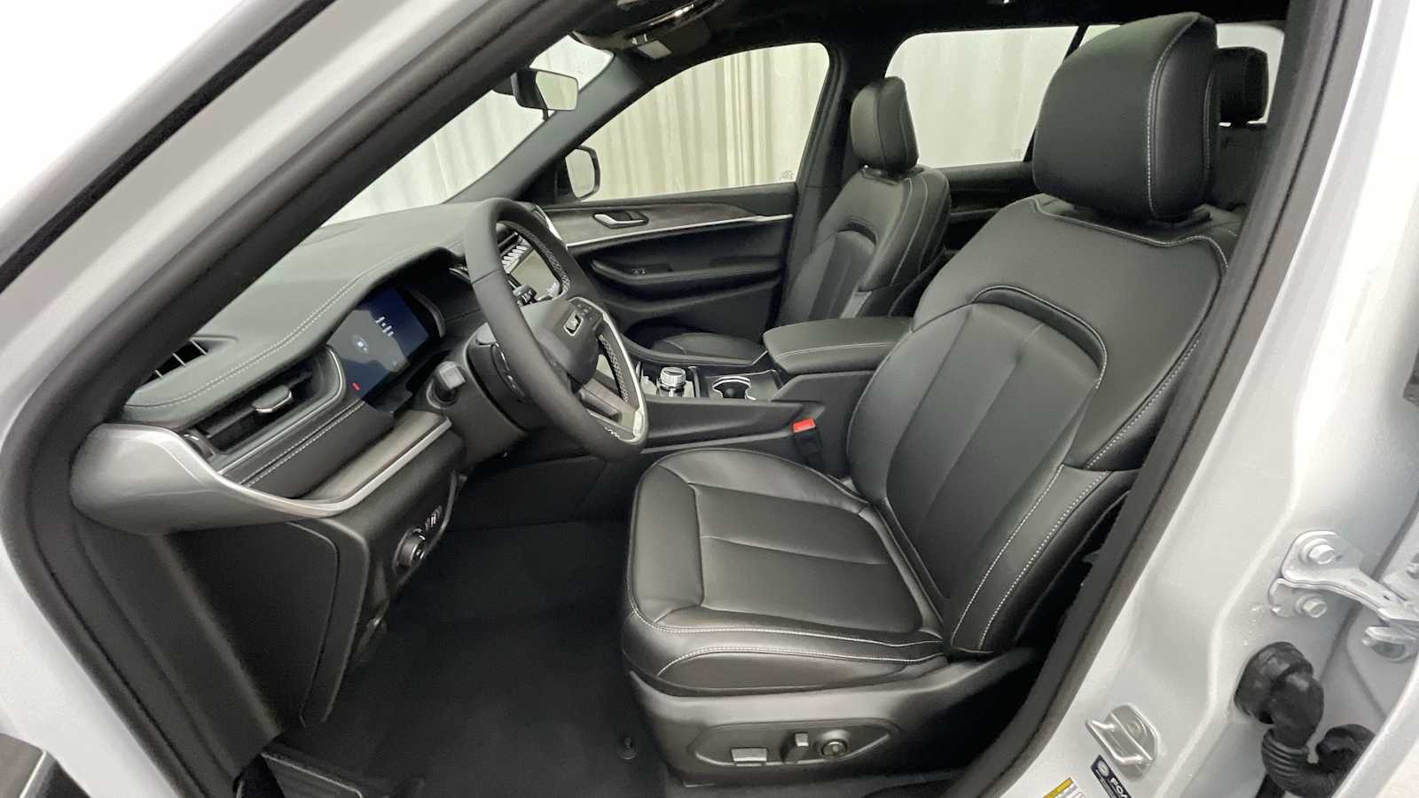 Thumbnail: 2025 Jeep Grand Cherokee - 6