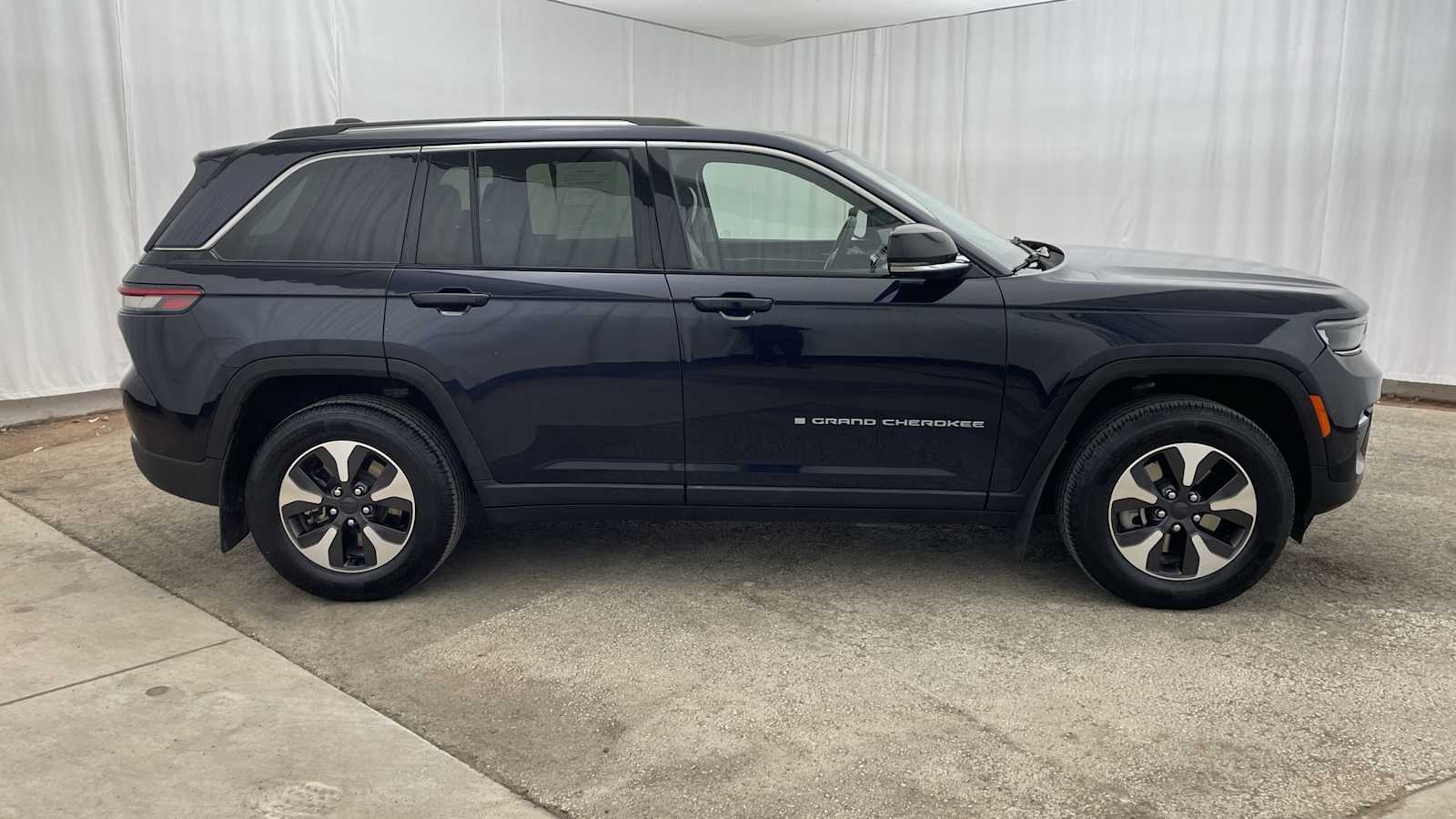 Thumbnail: 2022 Jeep Grand Cherokee - 38