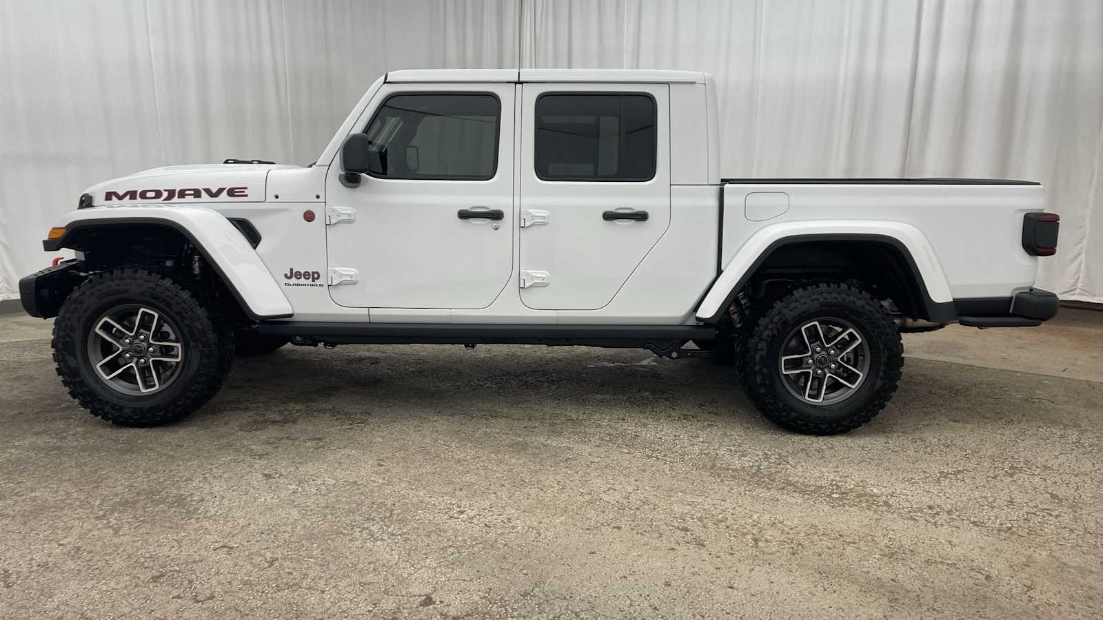 Thumbnail: 2025 Jeep Gladiator - 32