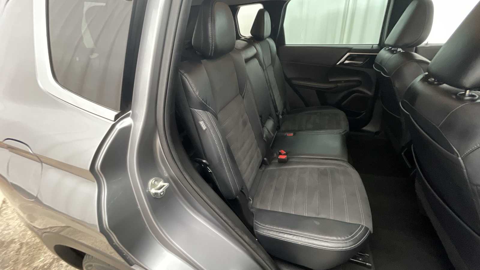 Thumbnail: 2023 Mitsubishi Outlander - 10