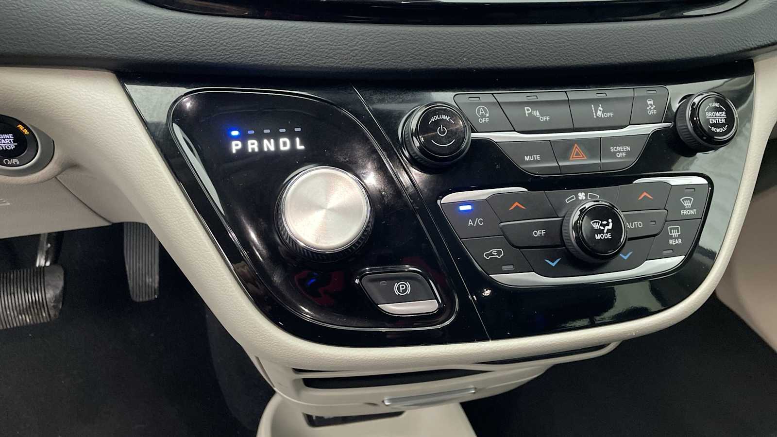 Thumbnail: 2023 Chrysler Pacifica - 20