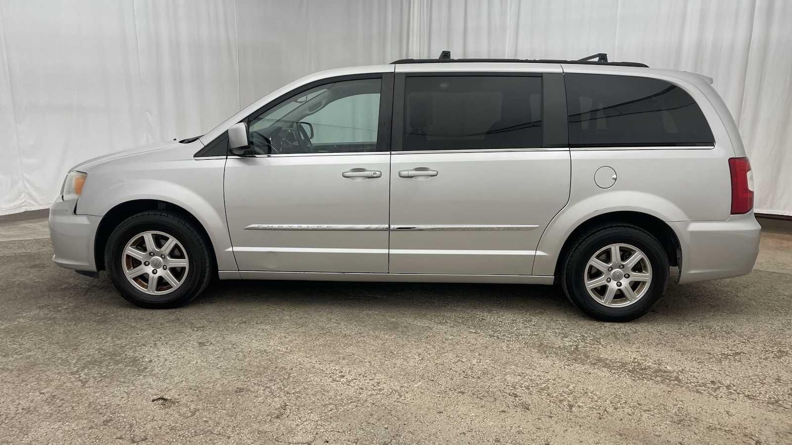 Thumbnail: 2011 Chrysler Town & Country - 27