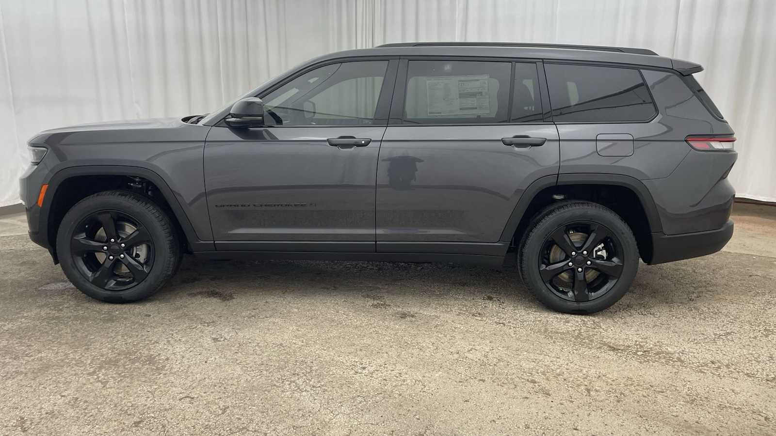 Thumbnail: 2025 Jeep Grand Cherokee - 35