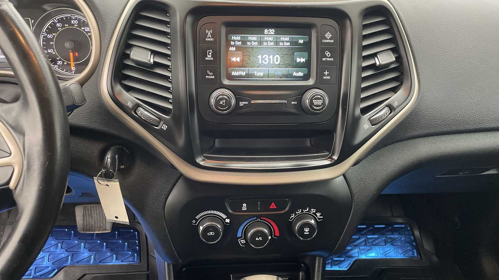 Thumbnail: 2018 Jeep Cherokee - 16