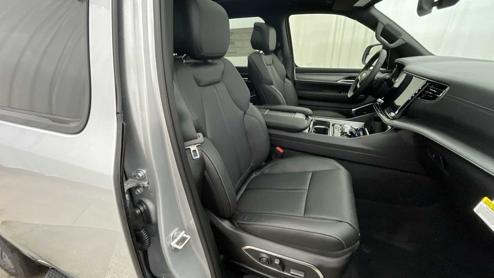 Thumbnail: 2025 Jeep Wagoneer - 14