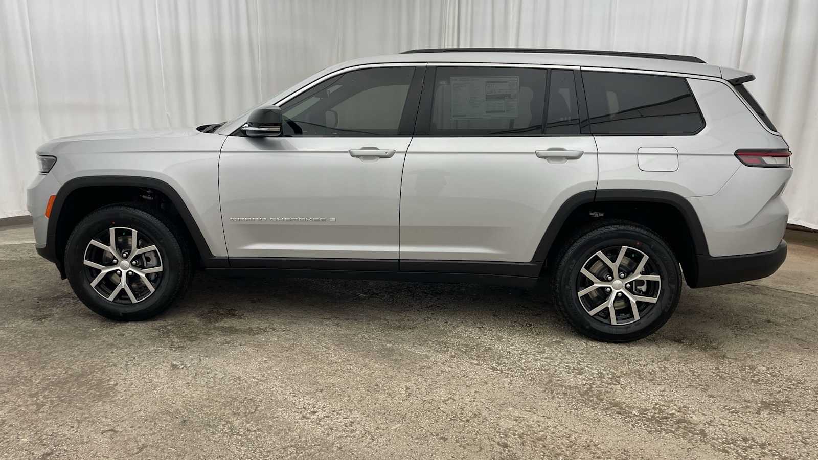 Thumbnail: 2025 Jeep Grand Cherokee - 34