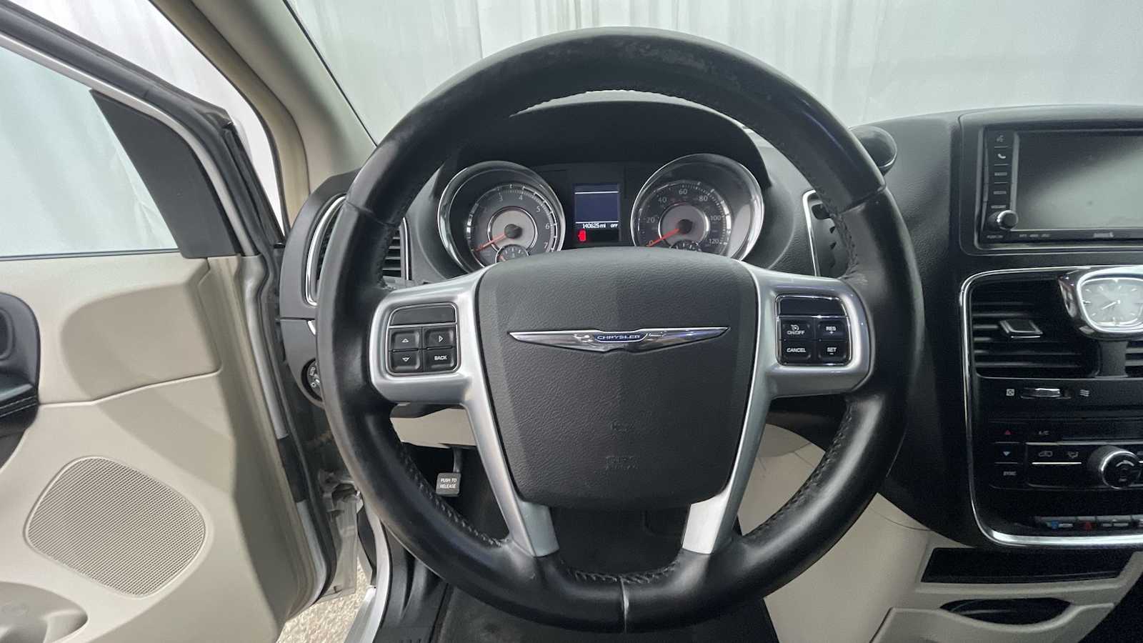 Thumbnail: 2011 Chrysler Town & Country - 12