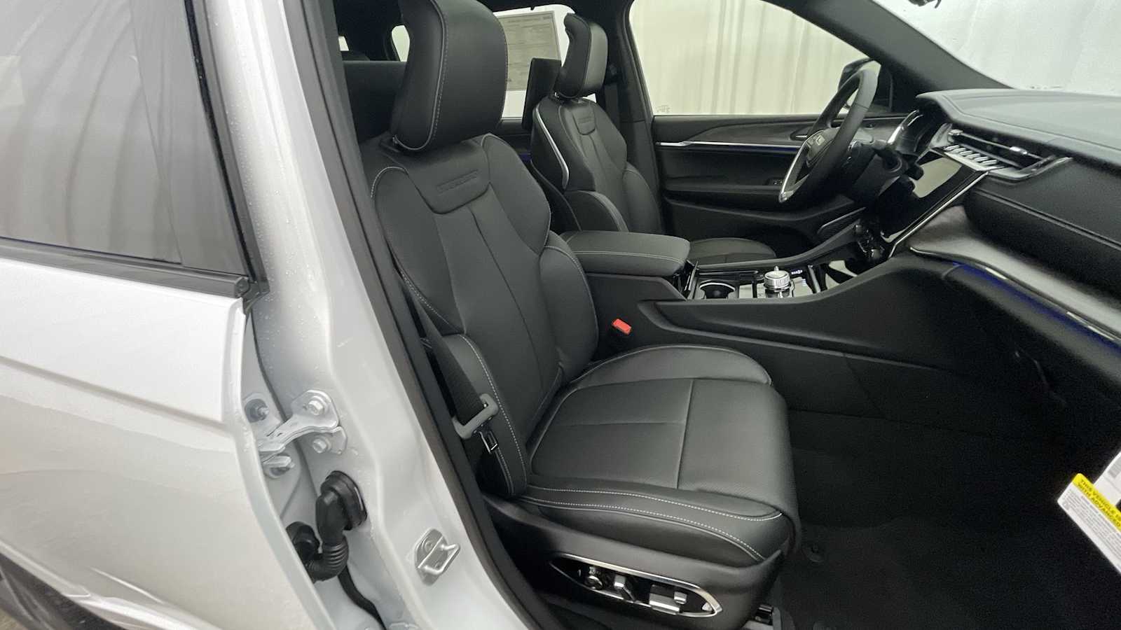 Thumbnail: 2025 Jeep Grand Cherokee - 14