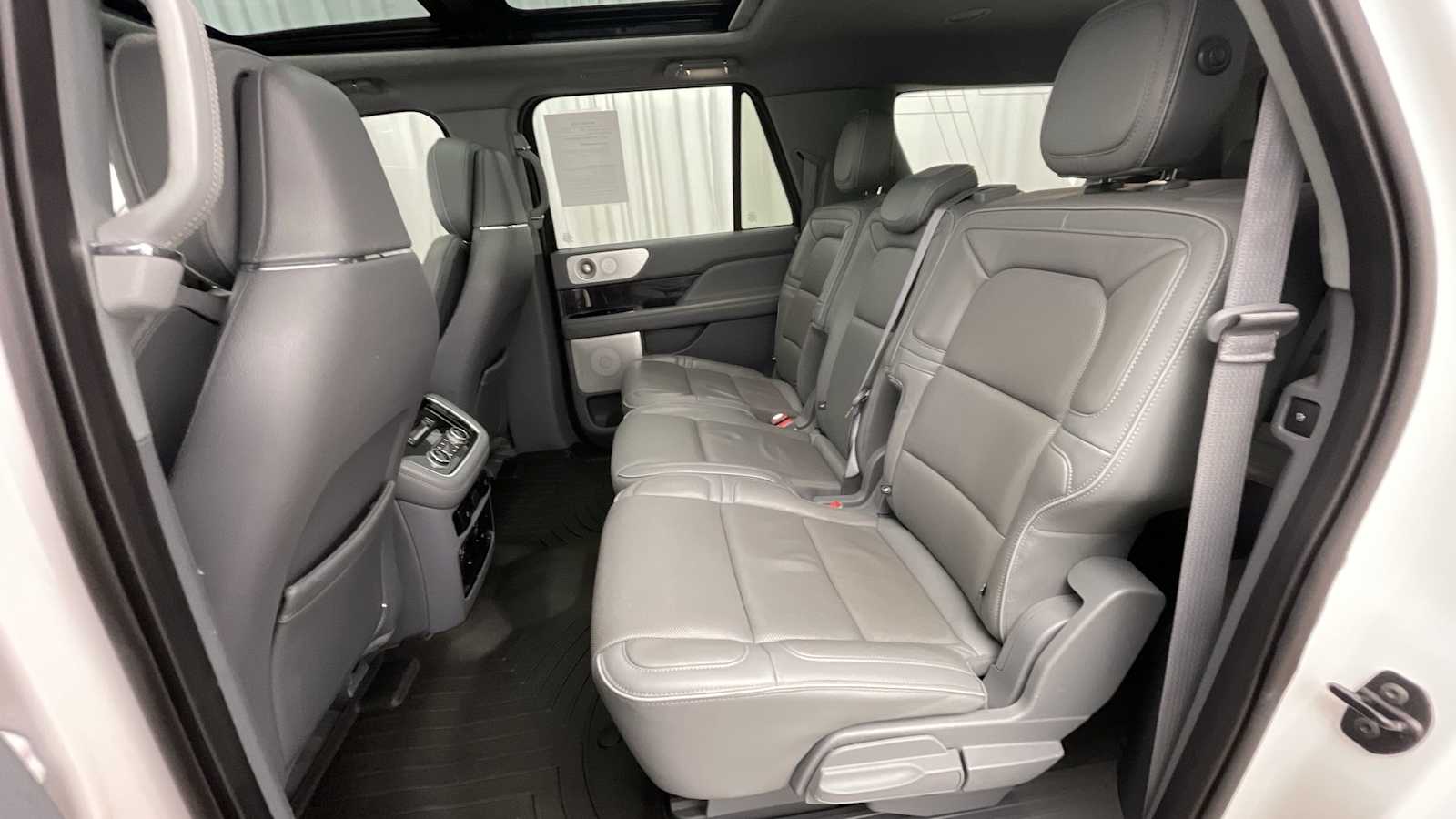 Thumbnail: 2018 Lincoln Navigator L - 10