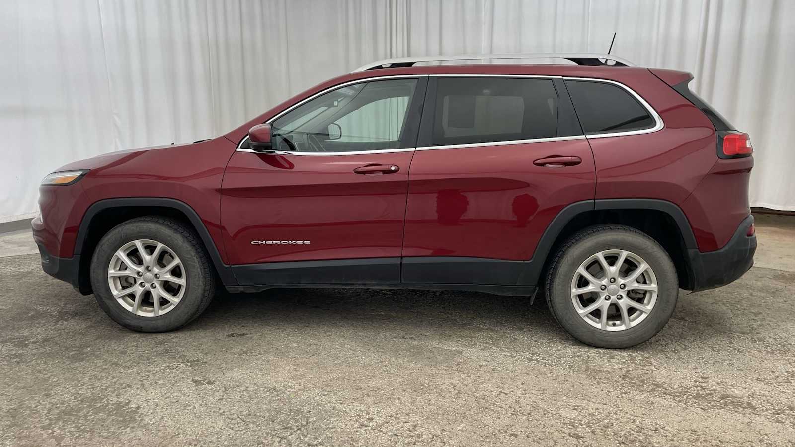Thumbnail: 2017 Jeep Cherokee - 30