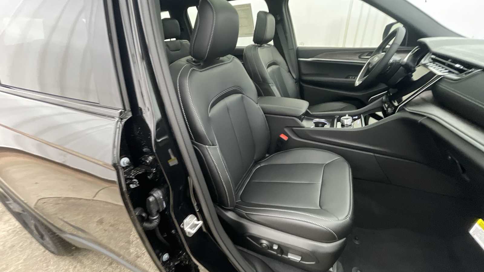 Thumbnail: 2025 Jeep Grand Cherokee - 14