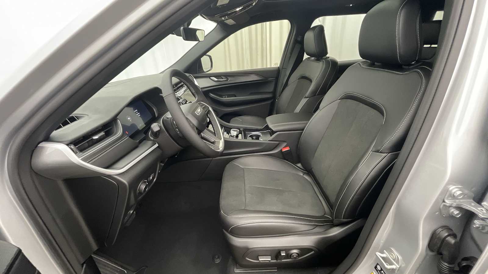 Thumbnail: 2025 Jeep Grand Cherokee - 5