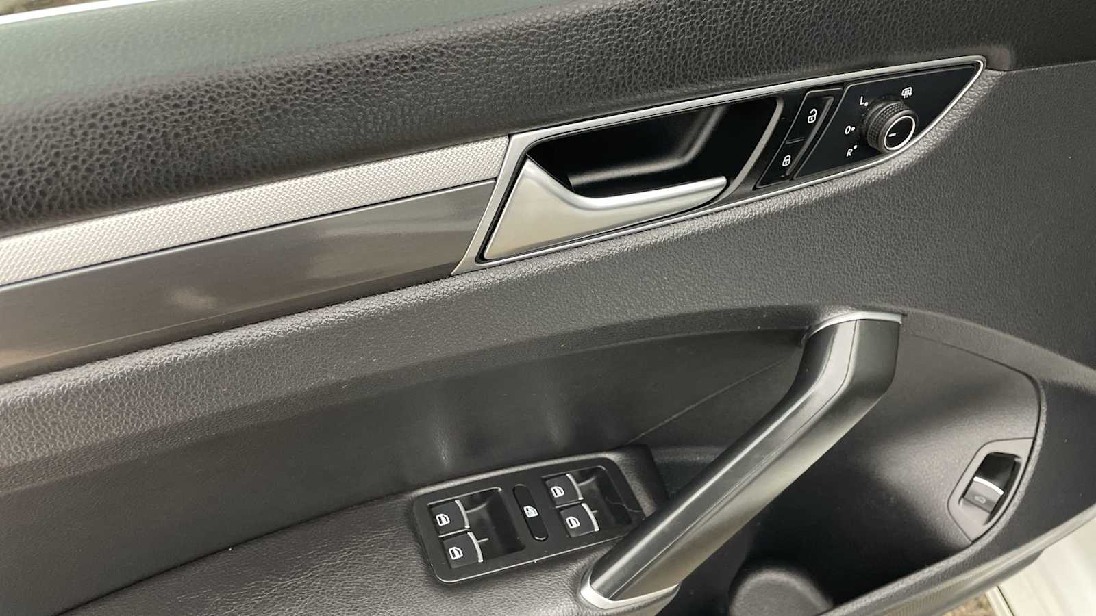 Thumbnail: 2017 Volkswagen Passat - 6
