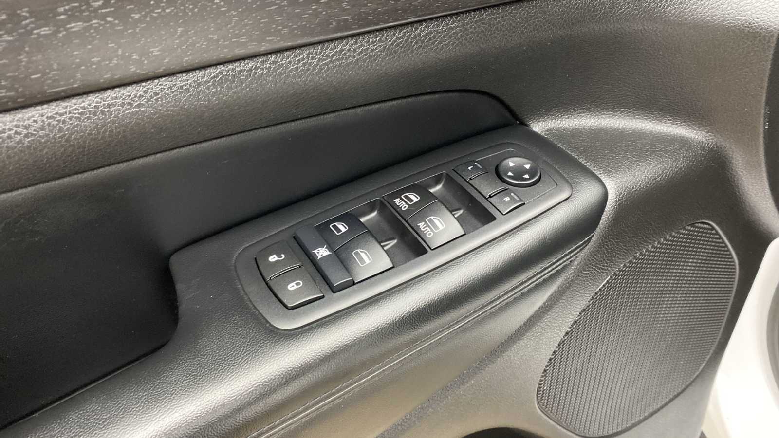 Thumbnail: 2017 Jeep Grand Cherokee - 25