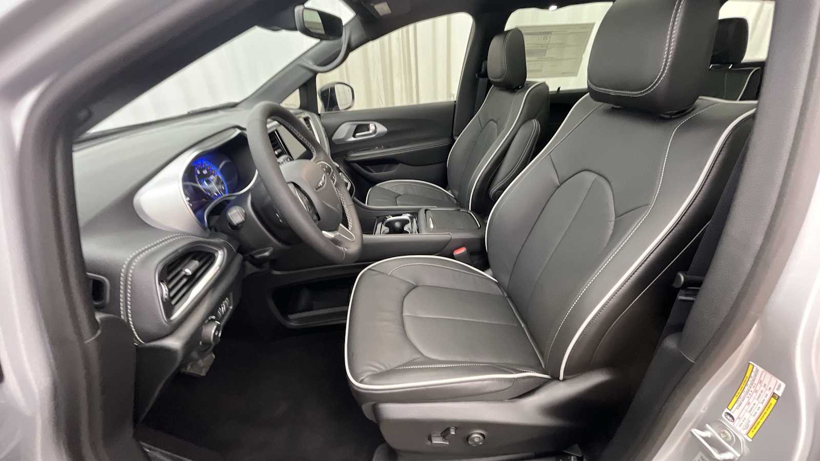 Thumbnail: 2026 Chrysler Pacifica - 6