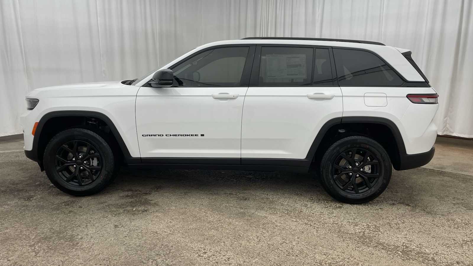 Thumbnail: 2025 Jeep Grand Cherokee - 31