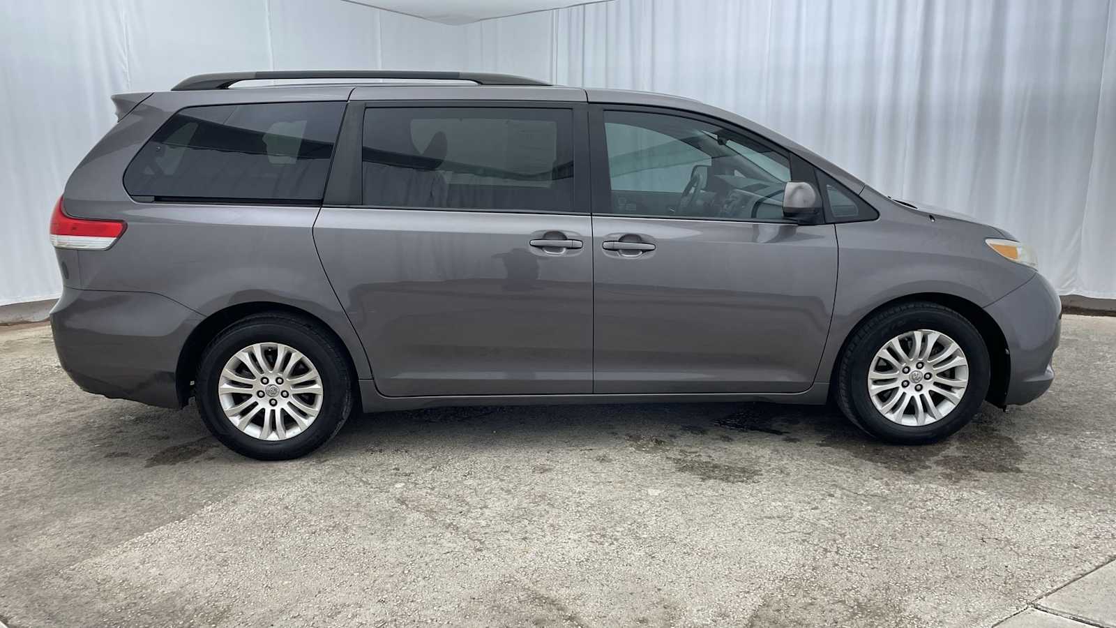 Thumbnail: 2013 Toyota Sienna - 36