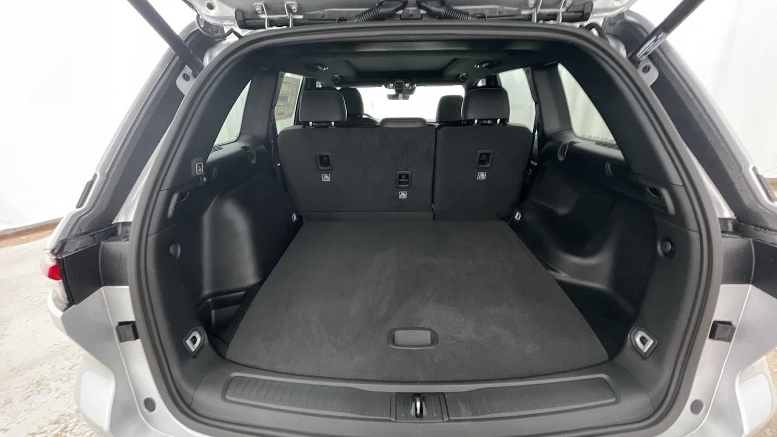 Thumbnail: 2025 Jeep Grand Cherokee - 32