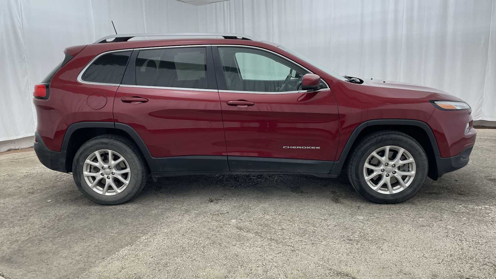 Thumbnail: 2017 Jeep Cherokee - 34