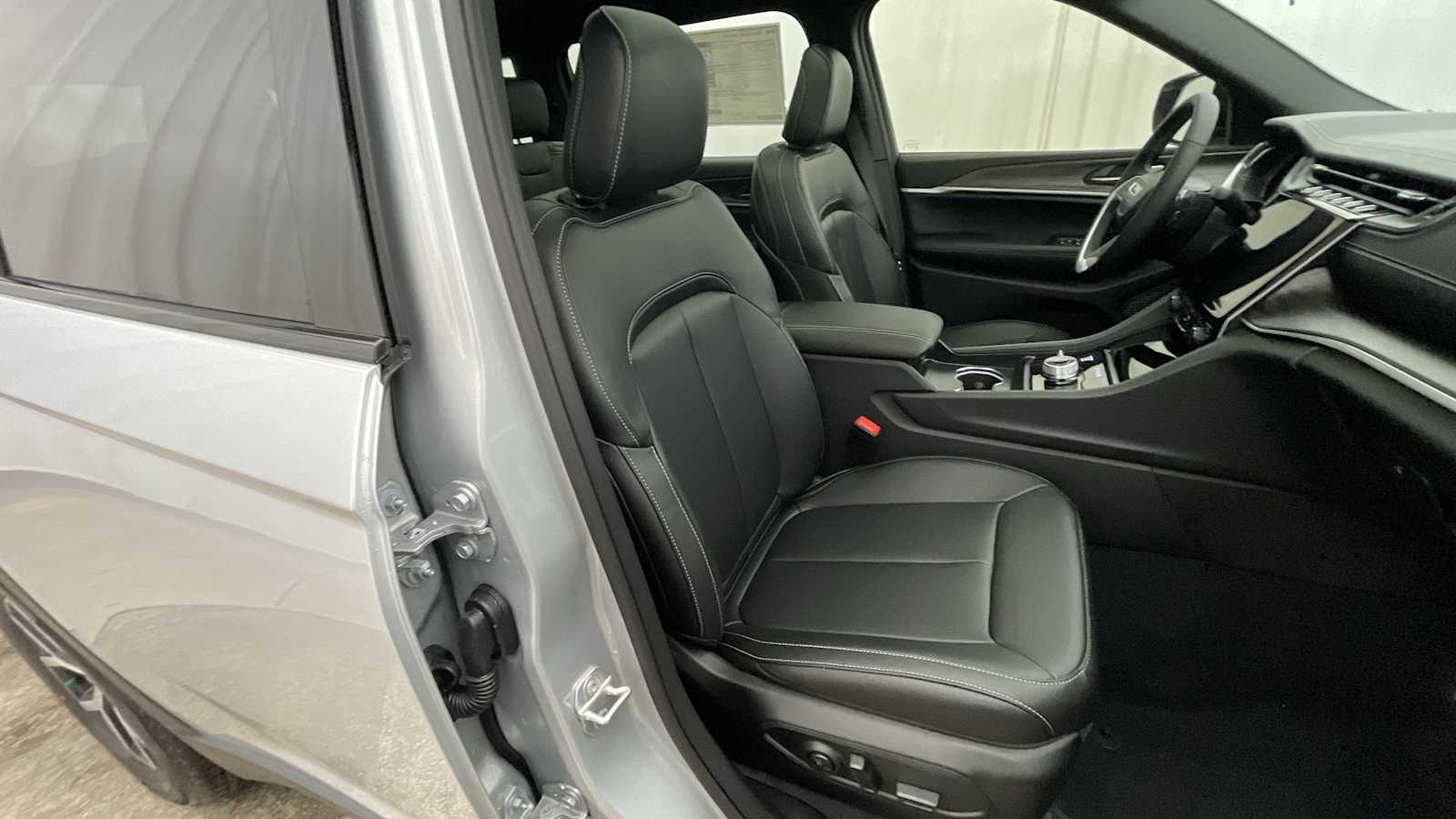 Thumbnail: 2025 Jeep Grand Cherokee - 14