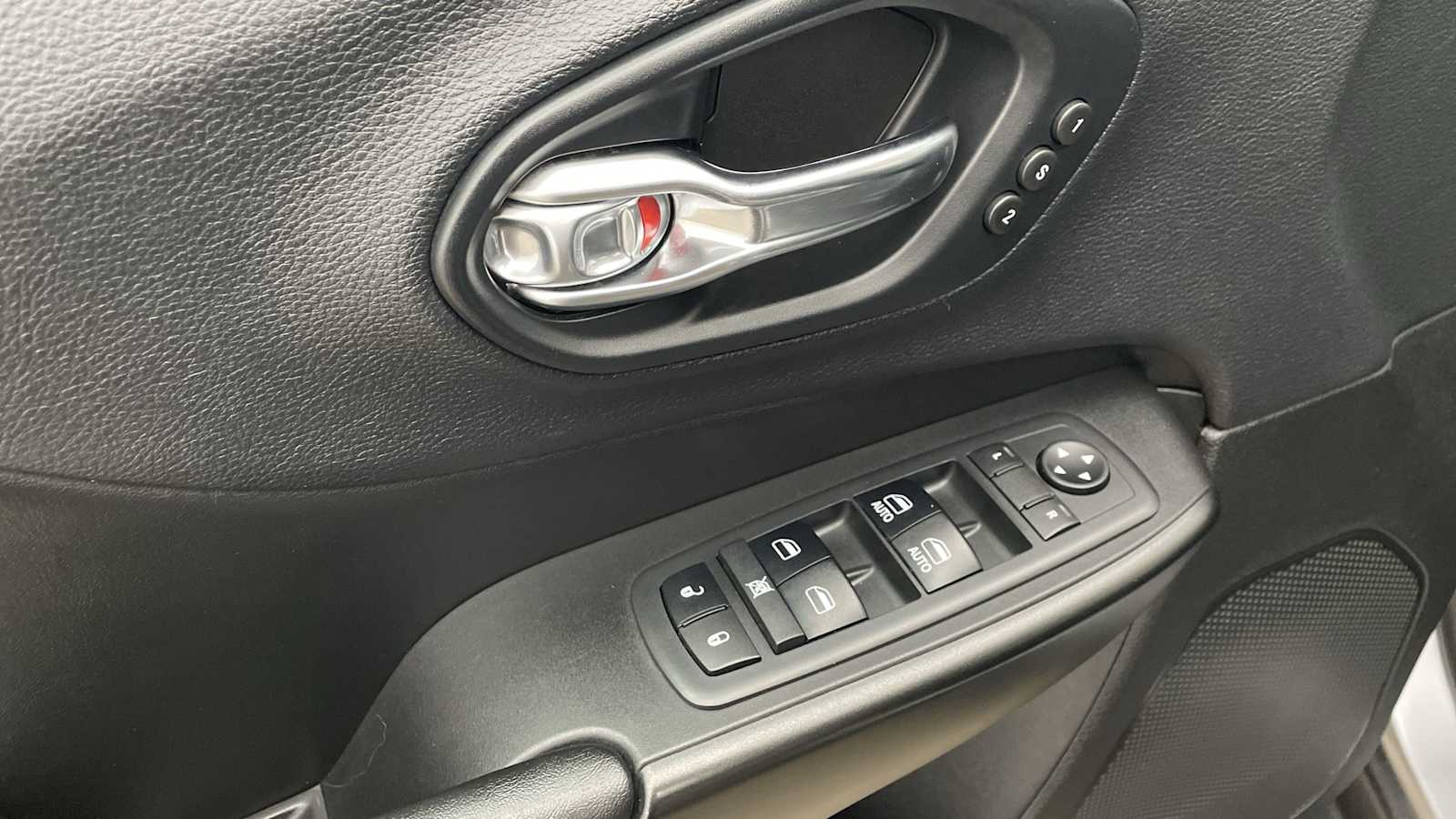 Thumbnail: 2019 Jeep Cherokee - 7