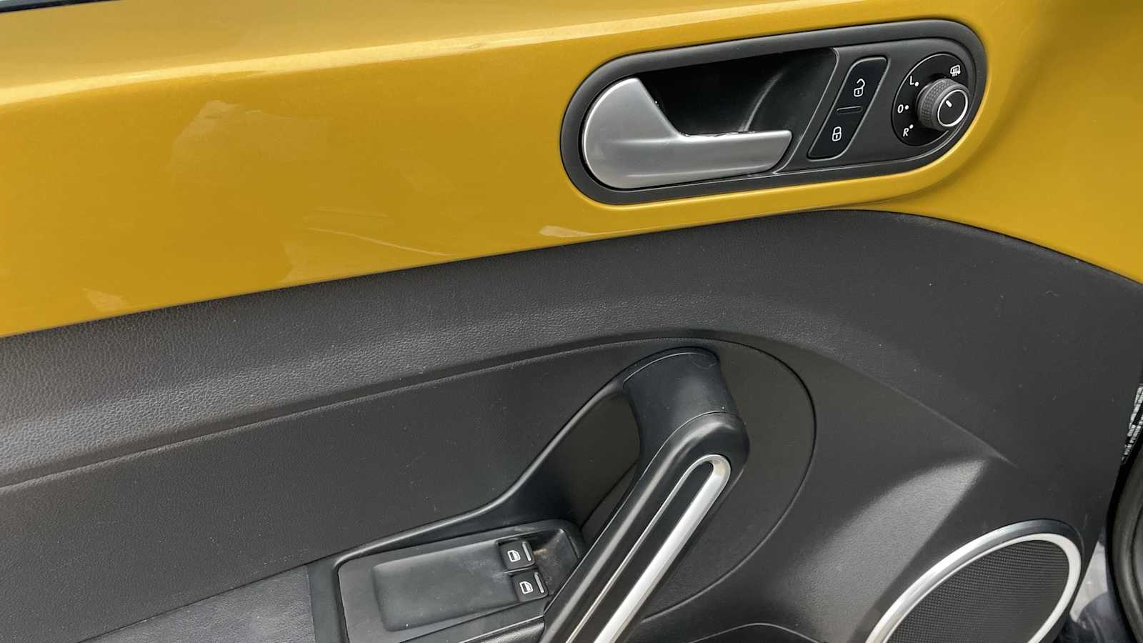Thumbnail: 2016 Volkswagen Beetle - 6