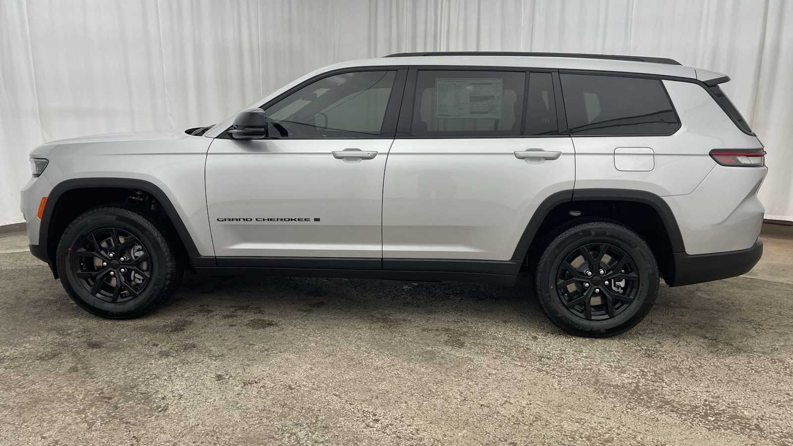 Thumbnail: 2025 Jeep Grand Cherokee - 32