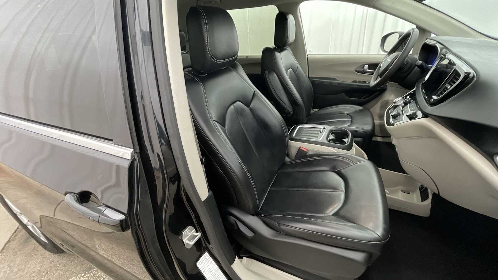 Thumbnail: 2023 Chrysler Pacifica - 11