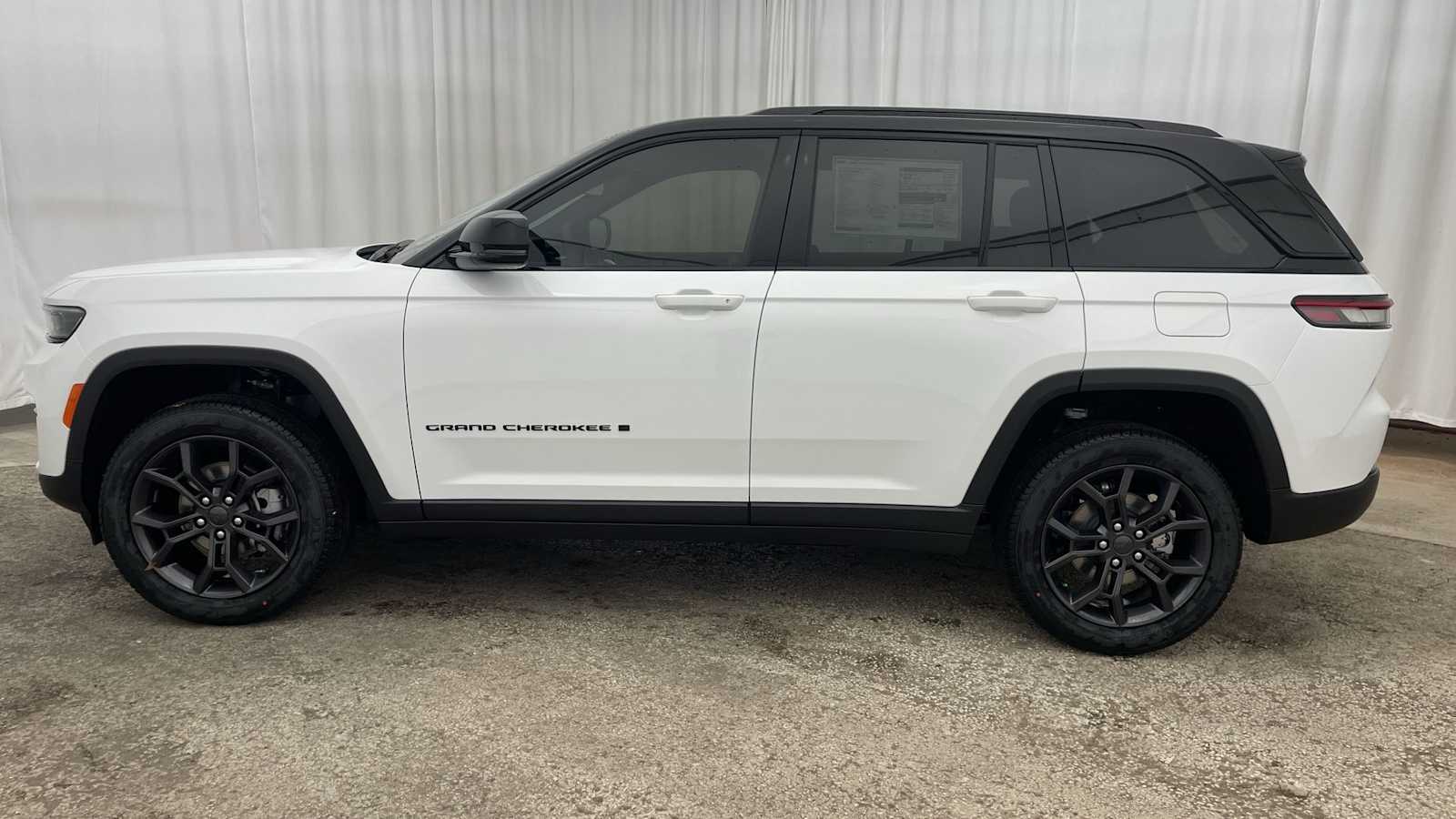 Thumbnail: 2025 Jeep Grand Cherokee - 33