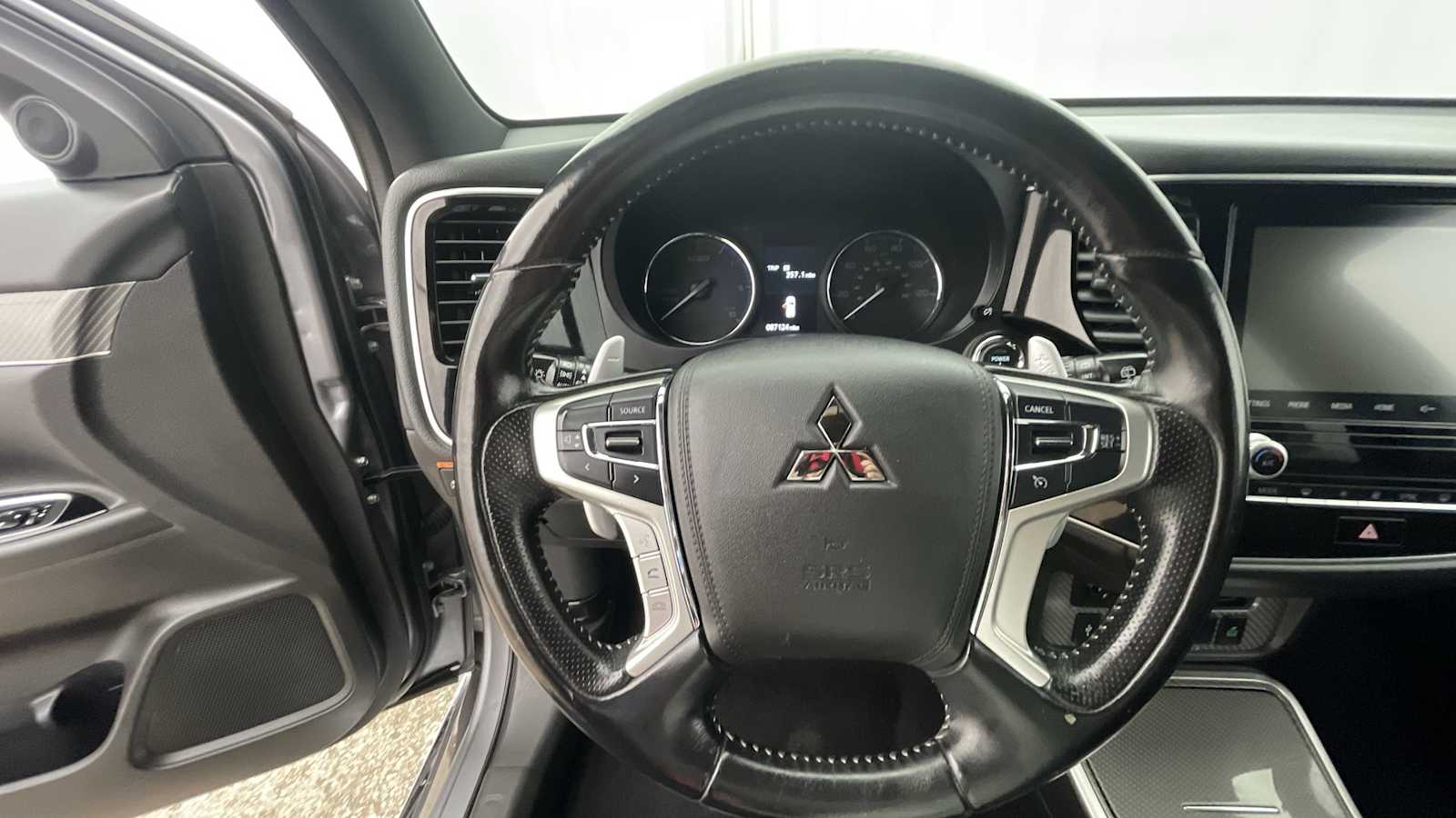 Thumbnail: 2022 Mitsubishi Outlander - 11