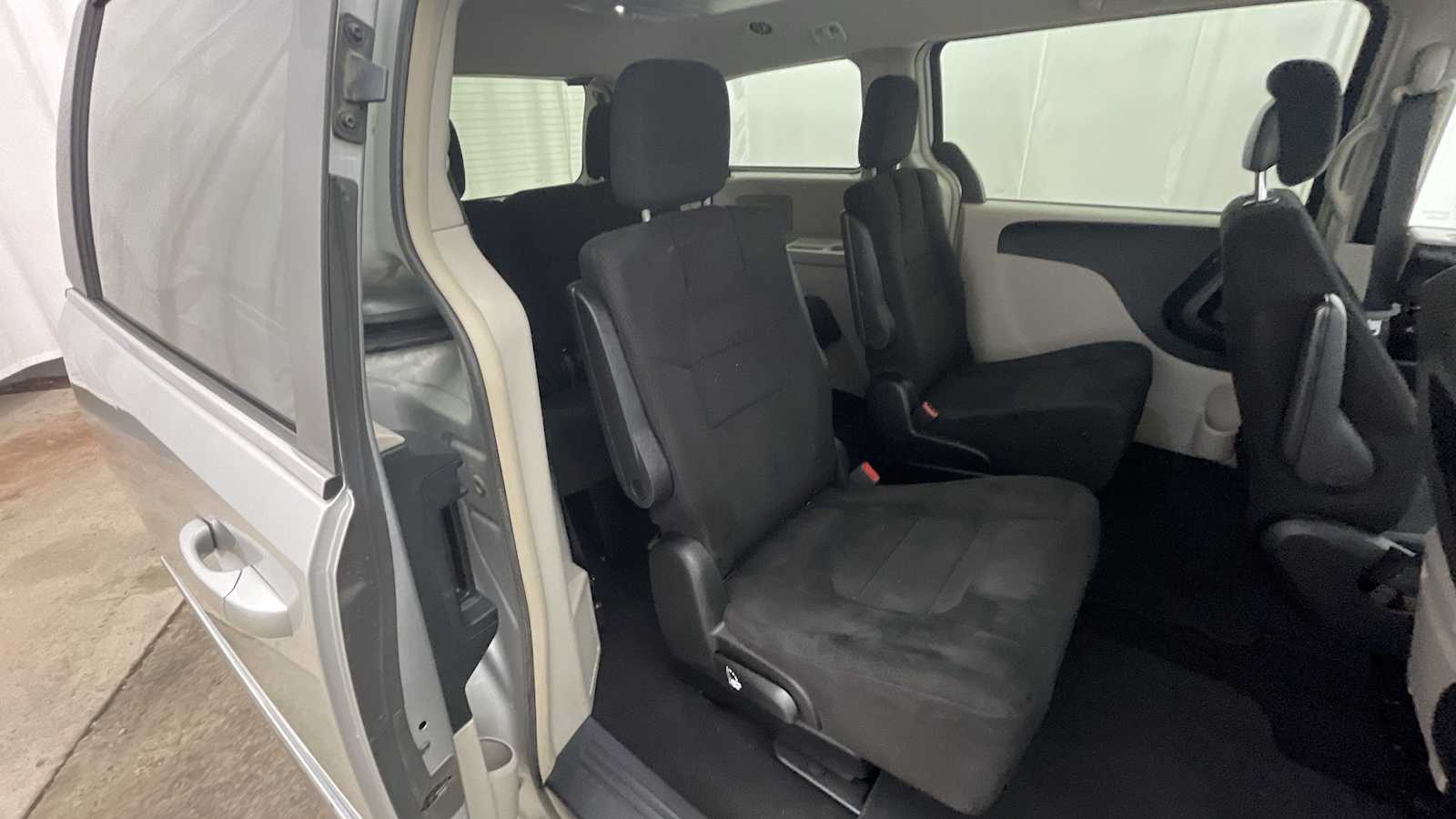 Thumbnail: 2011 Chrysler Town & Country - 9