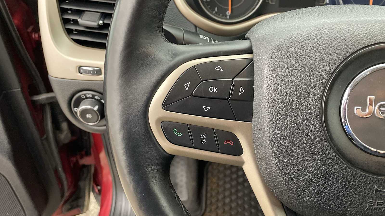 Thumbnail: 2017 Jeep Cherokee - 12