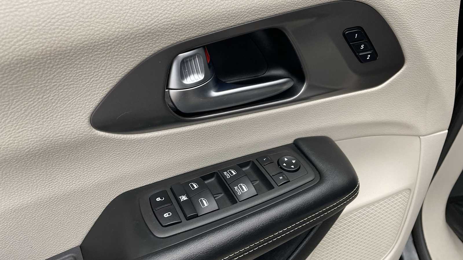 Thumbnail: 2022 Chrysler Pacifica - 6