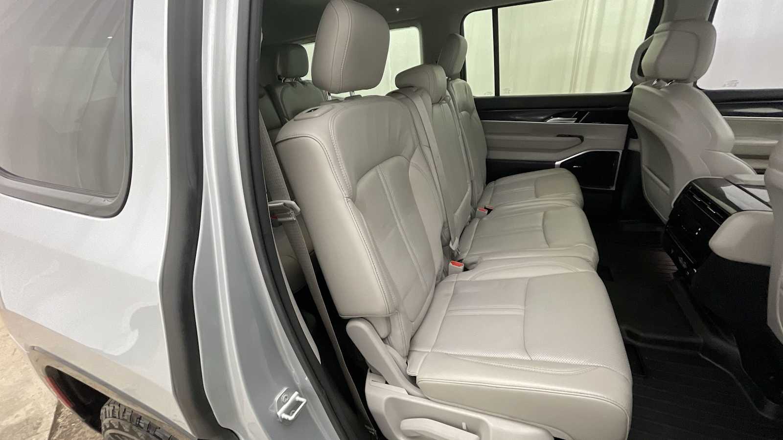 Thumbnail: 2022 Jeep Wagoneer - 10