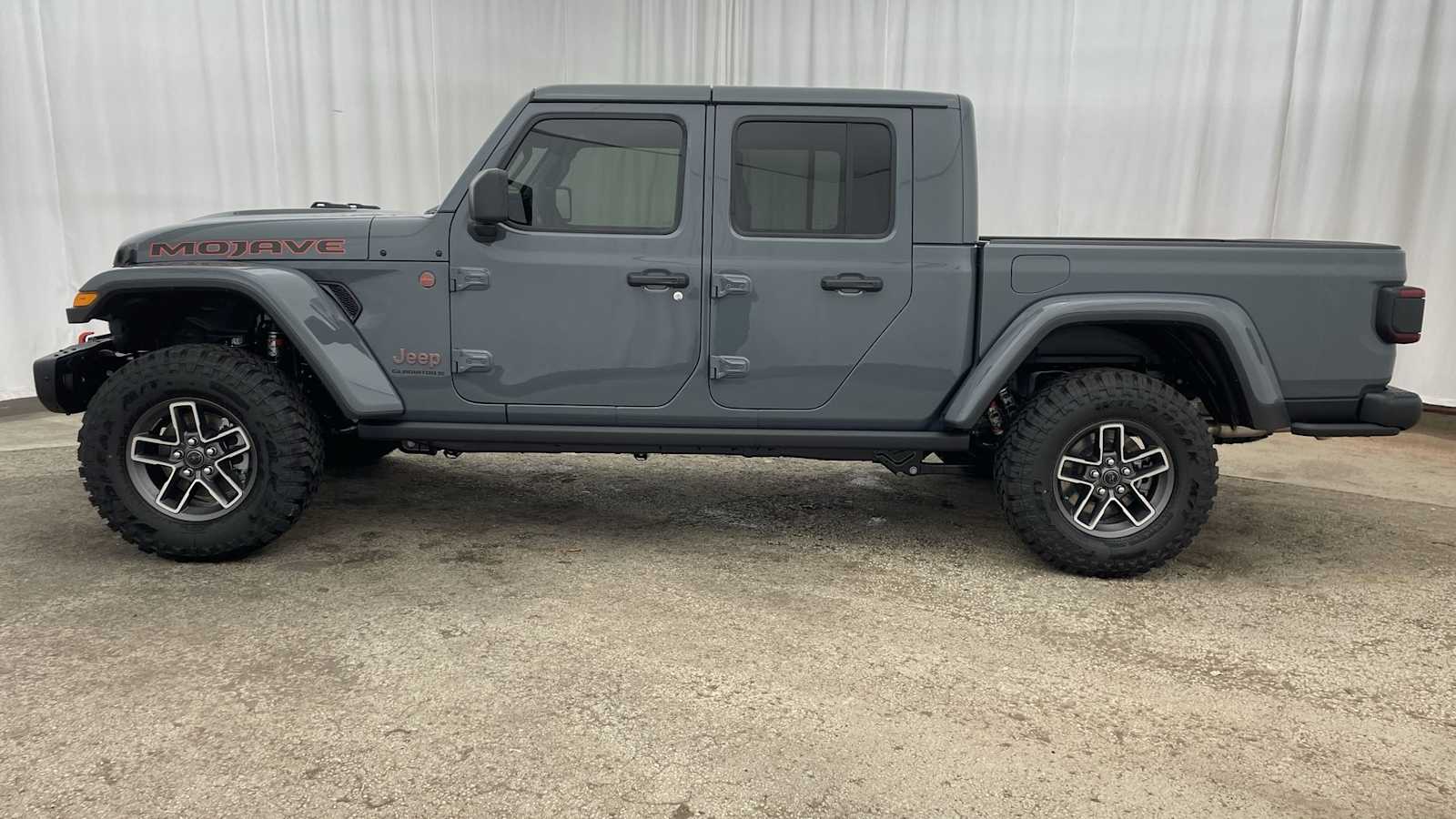 Thumbnail: 2025 Jeep Gladiator - 32