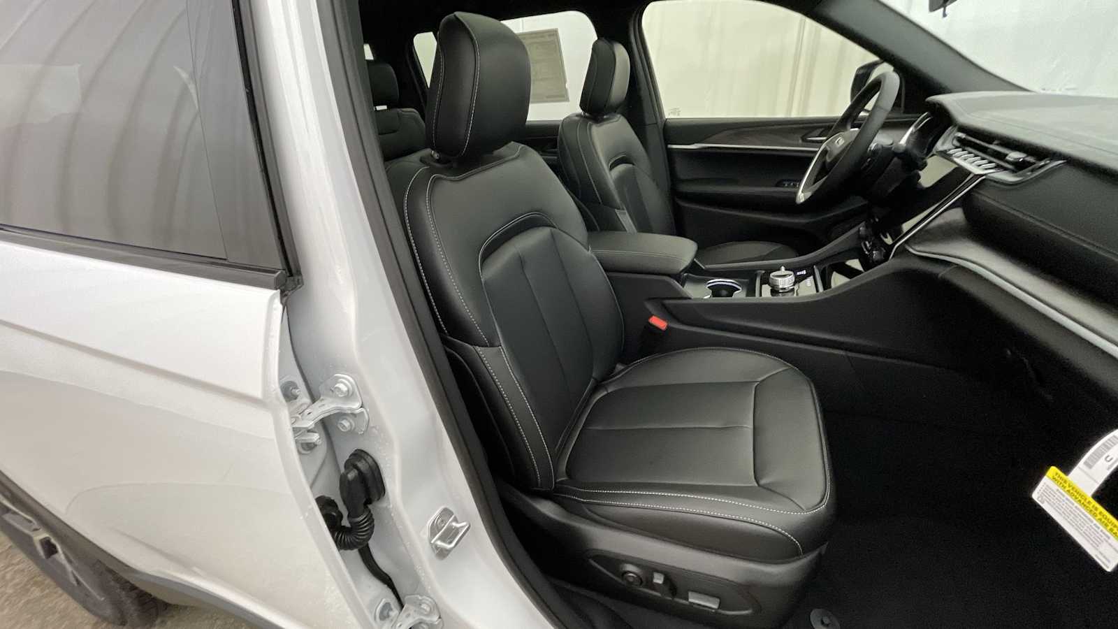 Thumbnail: 2025 Jeep Grand Cherokee - 14