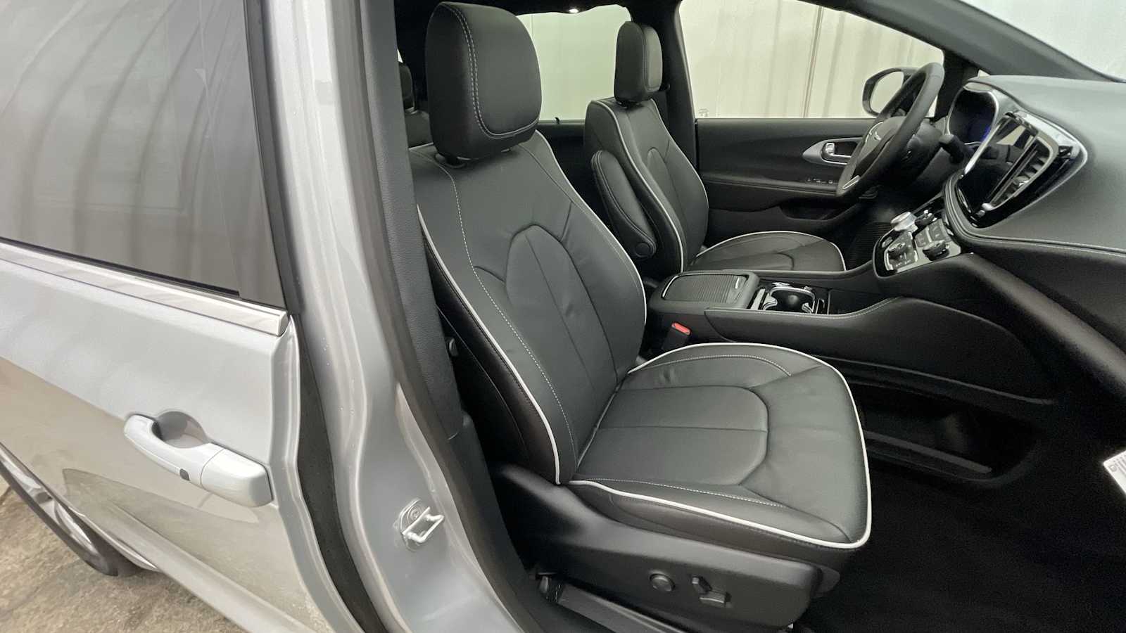 Thumbnail: 2026 Chrysler Pacifica - 14