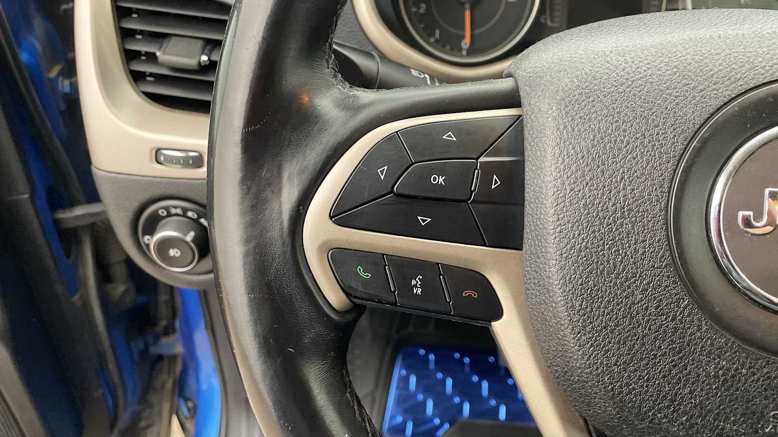 Thumbnail: 2018 Jeep Cherokee - 12