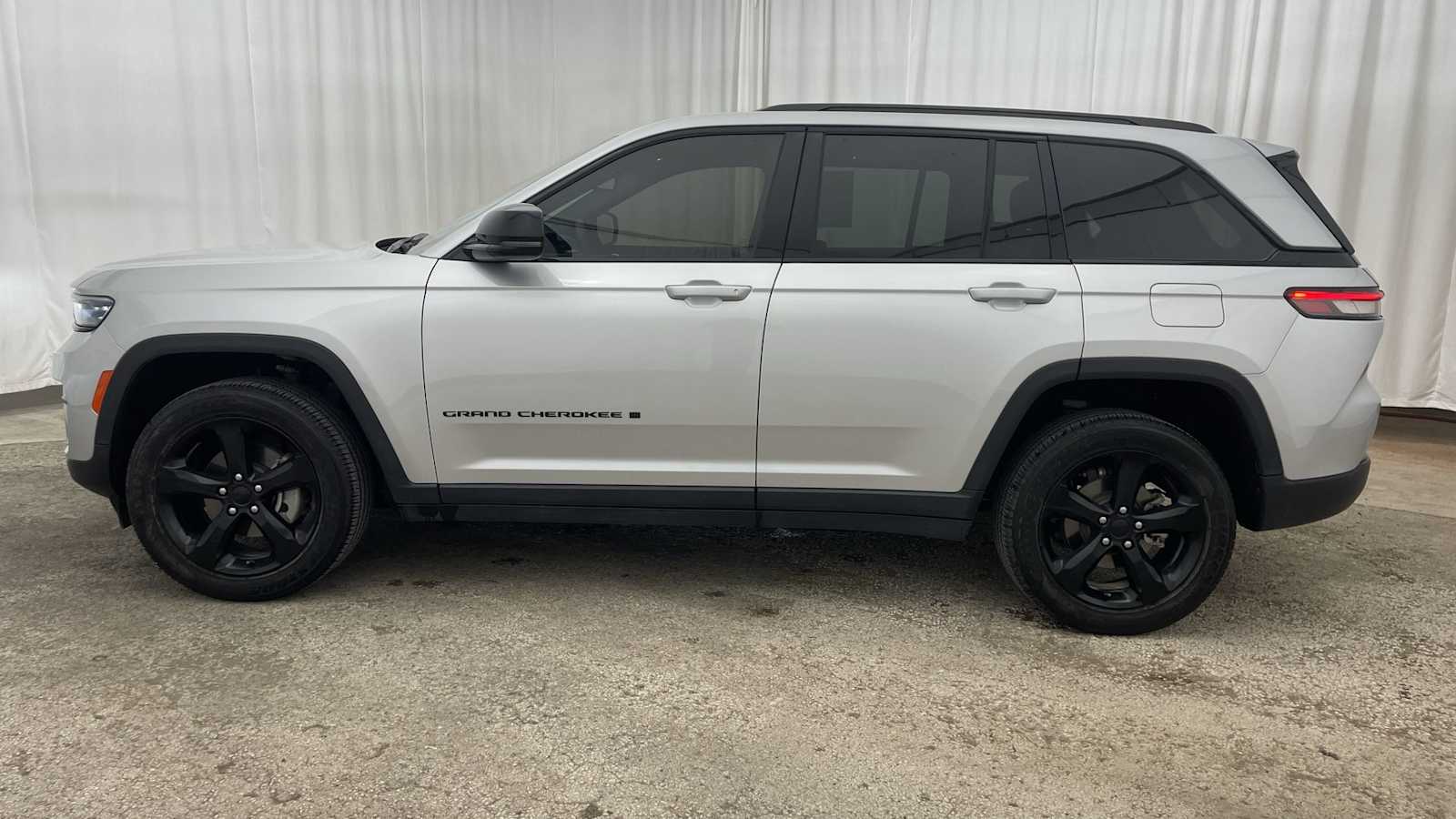 Thumbnail: 2024 Jeep Grand Cherokee - 30