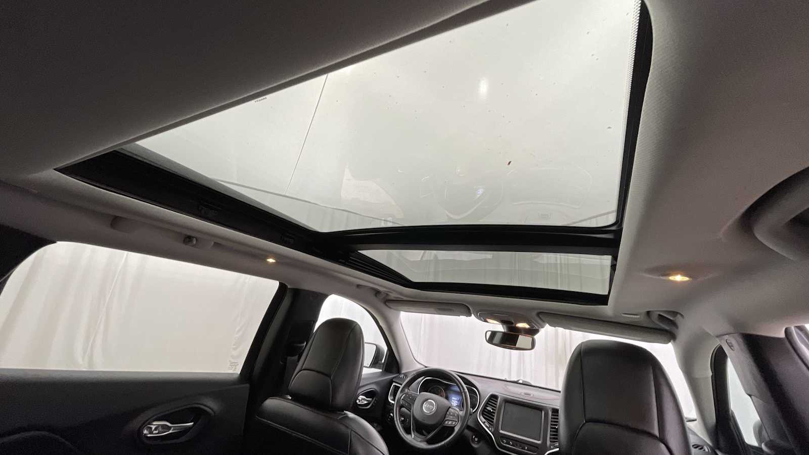 Thumbnail: 2019 Jeep Cherokee - 12