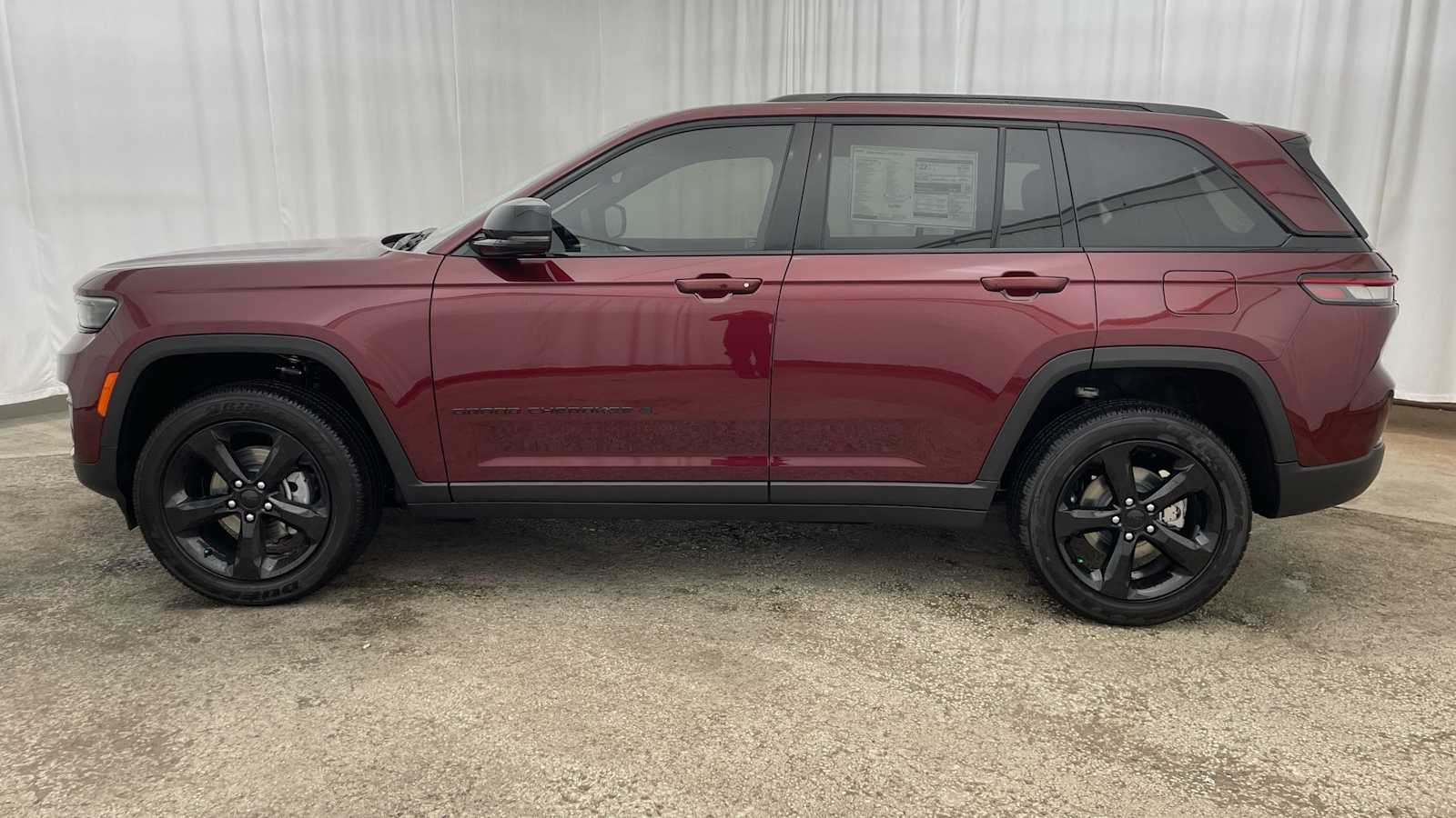 Thumbnail: 2025 Jeep Grand Cherokee - 31