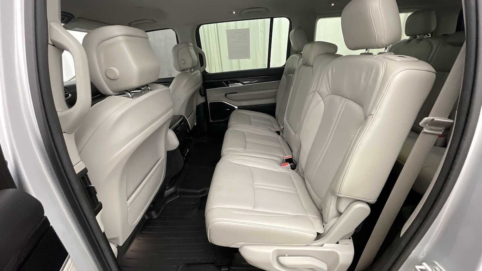 Thumbnail: 2022 Jeep Wagoneer - 9