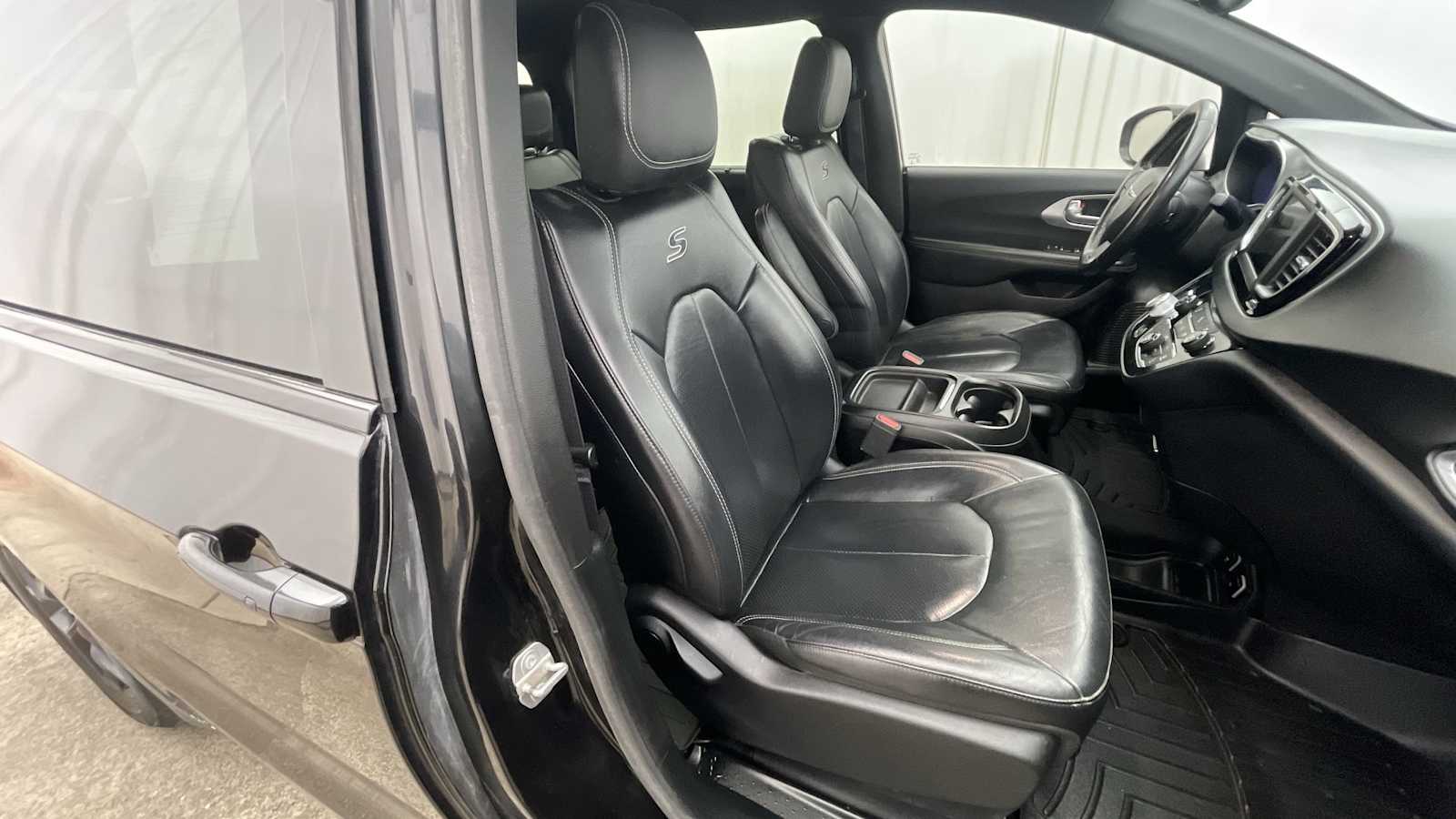 Thumbnail: 2019 Chrysler Pacifica - 11