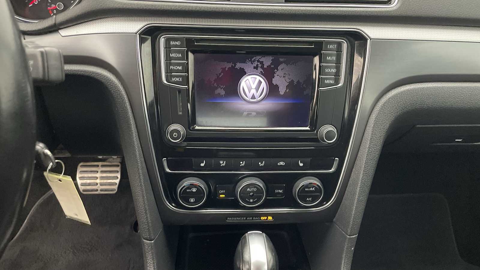 Thumbnail: 2017 Volkswagen Passat - 16